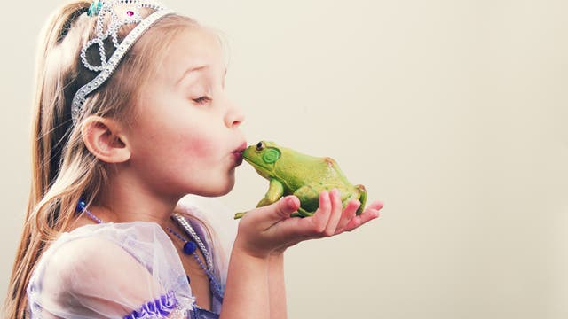 Prinzessin küsst einen Frosch 
