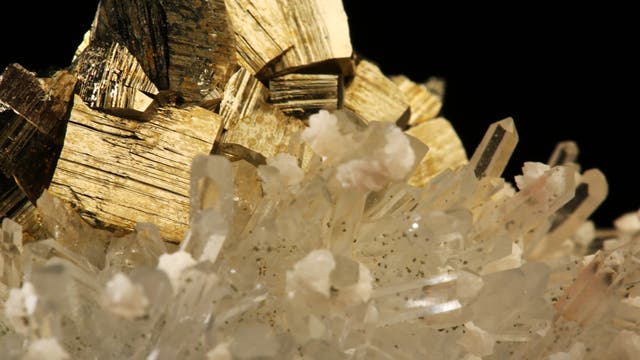 Pyrit - auch als Katzengold bekannt - mit einem Bergkristall
