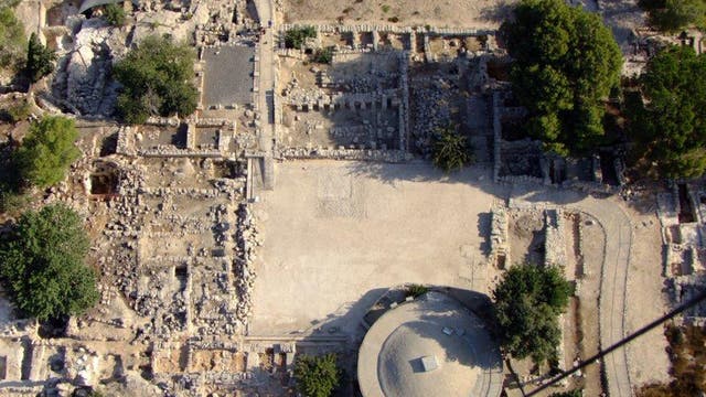 Antiker Palastgarten mit exotischer Bepflanzung