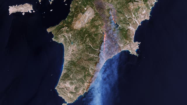 Die Insel Rhodos im Satellitenbild am 23. Juli 2023, als Waldbrände auf der Insel tobten.