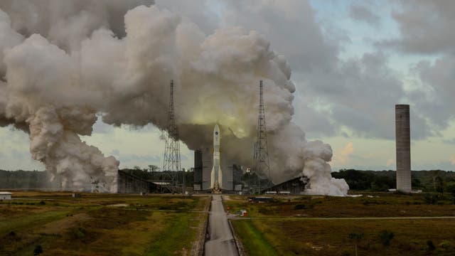 Die neue europäische Trägerrakete Ariane 6 steht auf der Startrampe
