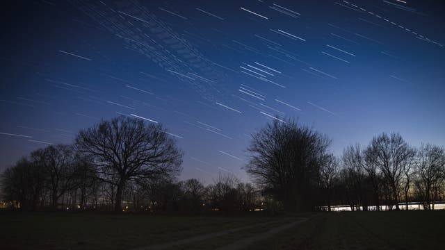 Starlink-Satelliten am Nachthimmel