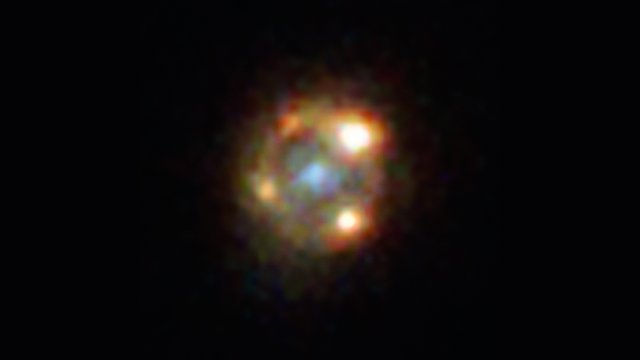 Das so genannte Einstein-Kreuz, das die vier Bilder der weit entfernt im Hintergrund aufgeleuchteten Supernova SN 2016geu bilden, ist deutlich auszumachen.