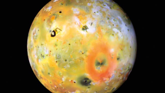 Io ist der innerste der vier großen Jupitermonde und für seinen aktiven Vulkanismus bekannt. Auf der linken Seite, leicht oberhalb der Mitte, ist Loki Patera zu sehen – ein Lavasee mit rund 200 Kilometer Durchmesser. Auf Grund seiner Form und einer zen­tralen Insel erinnert er an ein Hufeisen. Er ist der aktivste Vulkan im Sonnensystem.