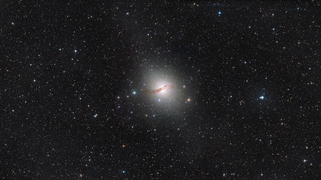 Die elliptische Galaxie Centaurus A ist für ihr ausgeprägtes Staubband bekannt. Mit einem Abstand von zwölf Millionen Lichtjahren ist sie die nächstgelegene Galaxie ihres Typs. Sie besitzt wahrscheinlich einige Dutzend kleine Satellitengalaxien, von denen sich 14 in einer Ebene bewegen, die etwa senkrecht zum Staubband verläuft.