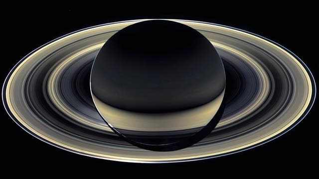 Ein eindrucksvolles Schauspiel bieten Saturns Ringe, wenn sie im gestreuten Licht fotografiert werden. Dann treten diejenigen hervor, die aus feinen Staubpartikeln bestehen.