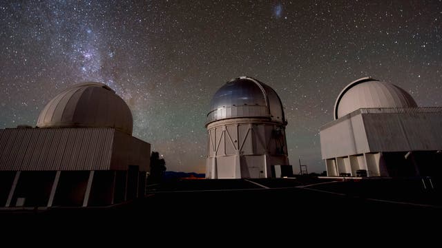 Das Vier-Meter-Blanco-Teleskop auf dem Cerro Tololo in Chile (Mitte).