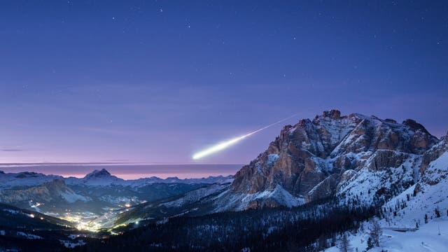 Eigentlich wollte der engli­sche Fotograf Ollie Taylor am 14. November 2017 die Abendstimmung über den Dolomiten nahe dem italienischen Ort Alta Badia im Bild festhalten. Plötzlich leuchtete eine Feuerkugel über dem nördlichen Horizont auf. Dieses Phänomen erregte euro­paweit Aufsehen und stellte Laien wie Fachleute zunächst vor Rätsel.