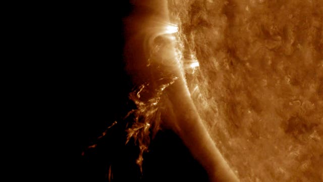 Am 18. Oktober 2017 wurde dieser Ausbruch auf der Sonnenoberfläche ­beobachtet, bei dem Sonnenplasma ins All geschleudert wurde. Die Energiequelle der Sonne ist die Verschmelzung von Atom­kernen in ihrem heißen Inneren.