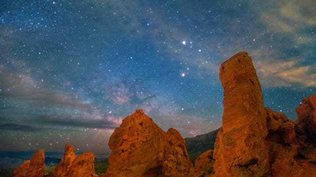 Die roten Sandsteinformationen des Valley of Fire im Süden des US-Bundesstaats Nevada bilden eine eindrucksvolle Kulisse vor dem nächtlichen Sternenhimmel.