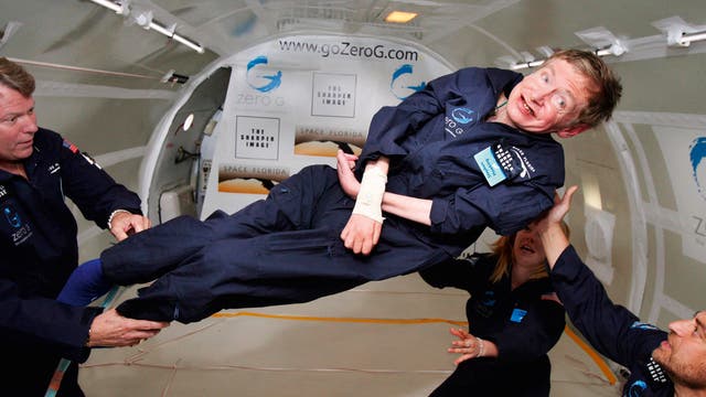 Stephen Hawking hatte trotz seiner schweren Erkrankung einen feinsinnigen Humor und ein großes Maß an Lebensfreude. So genoss er es, als er im April 2007 in einer umgebauten Boeing 727 das Gefühl der Schwerelosigkeit erleben durfte.
