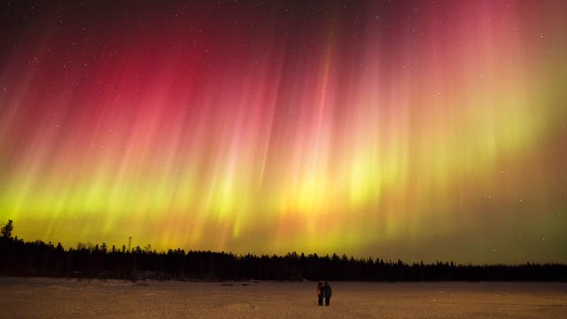 Nach einem heftigen Sonnensturm im März 2015 zeigten sich auch in gemäßigten Breiten Polarlichter. Das Polarlichtoval erstreckte sich so weit nach Süden, dass von Yellowknife in Kanada das rote Leuchten von Sauerstoffmolekülen in der dünnen Hochatmosphäre dominierte.