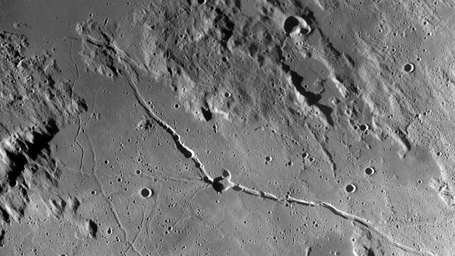 Die hochauflösende Aufnahme des Lunar Reconaissance Orbiter der NASA belegt, dass sich in der Hyginus-Rille an mehreren Stellen kleine Krater durch fließende Lava gebildet haben.