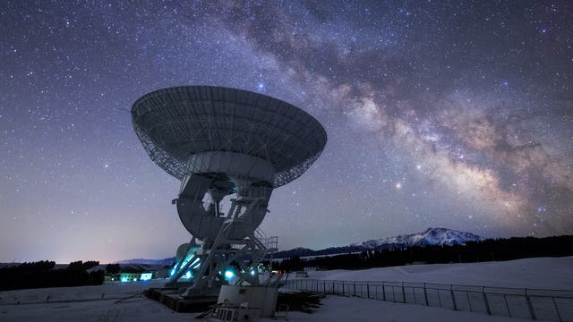 Milchstraße über dem Nanshan-Radioteleskop
