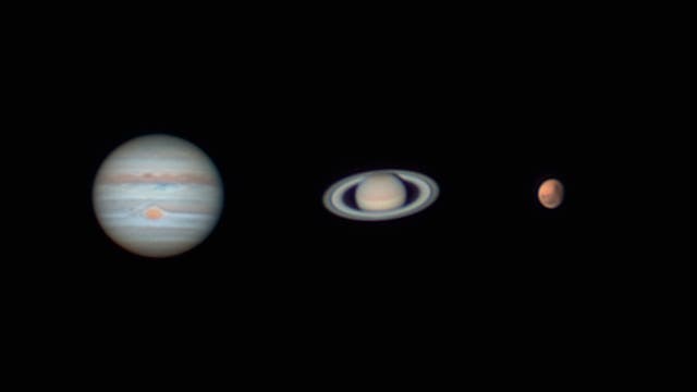 Mars, Jupiter und Saturn – zwischen diesen Kandidaten dürfen Beobachter des Nachthimmels nun wählen. Welcher der drei würde wohl den Titel »Schönster Planet« gewinnen? Die Entscheidung fällt nicht leicht, denn jeder wirbt mit besonderen Eigenschaften: Mars ist der einzige Planet, der einen direkten Blick auf seine Oberfläche gewährt, und der Riesenplanet Jupiter bietet in jedem Teleskop einen grandiosen Anblick. Vielleicht gewinnt aber Saturn, der jetzt in Opposition steht, dank seines berühmten Ringsystems den Wettbewerb – zurecht? Urteilen Sie selbst! 