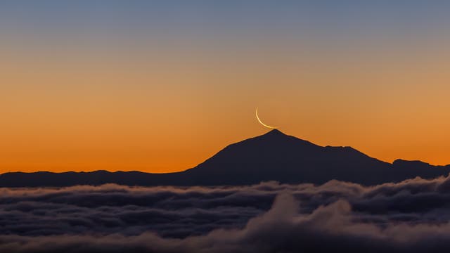 Der Mond über dem Vulkan Teide auf Teneriffa