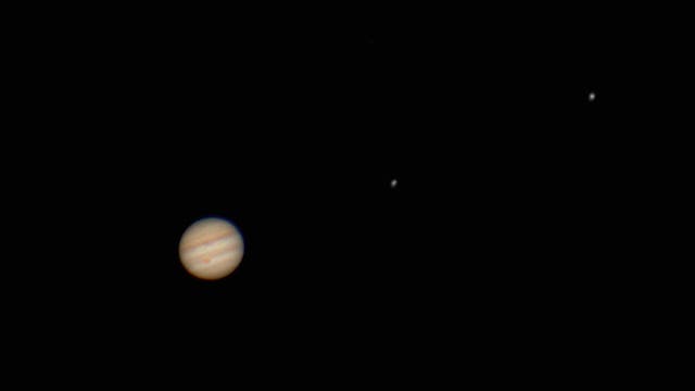 Jupiter bietet in jedem Teleskop einen majestätischen Anblick, und seine vier Galilei­schen Monde lassen sich sogar schon mit einem Fernglas verfolgen.