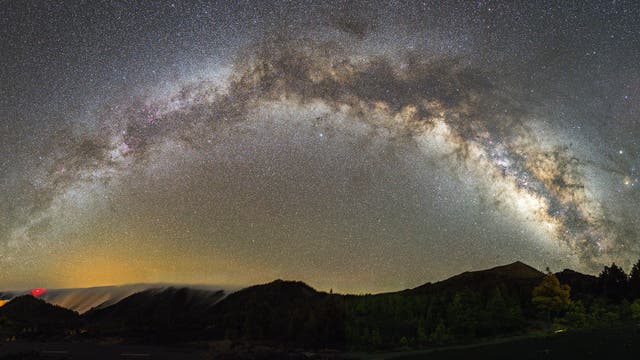 Panoramabild der Milchstraße über La Palma.