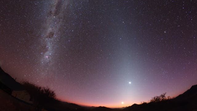 Geradezu majestätisch wirkt das Zodiakallicht in südlichen Breiten, wo der leuchtende Kegel besonders steil über dem Horizont aufragt.