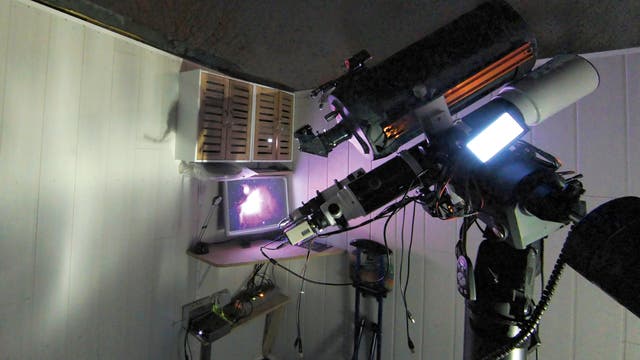 Eine moderne Videokamera wird in den Okularauszug eines Teleskops eingesetzt und das aufgenommene Bild auf einem Monitor dargestellt. So lässt sich beispielsweise der Orionnebel farbig und detailreich präsentieren.