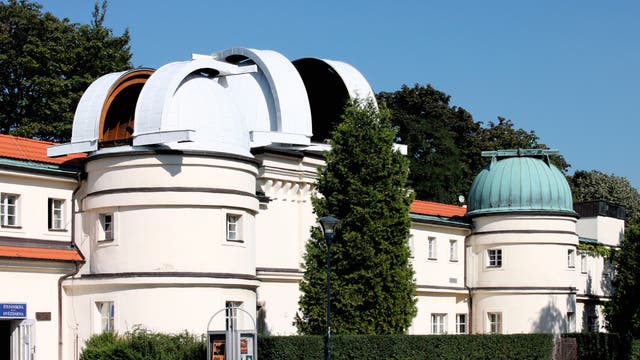Ein imposanter Gebäudekomplex bestimmt das heutige Erscheinungsbild der Sˇtefánik-Sternwarte in Prag. Die beiden Kuppeln links beherbergen Teleskope für den öffentlichen Beobachtungsbetrieb, wobei sich unter der mittleren Kuppel – der Hauptkuppel – der historische Doppel­refraktor von Zeiss befindet.