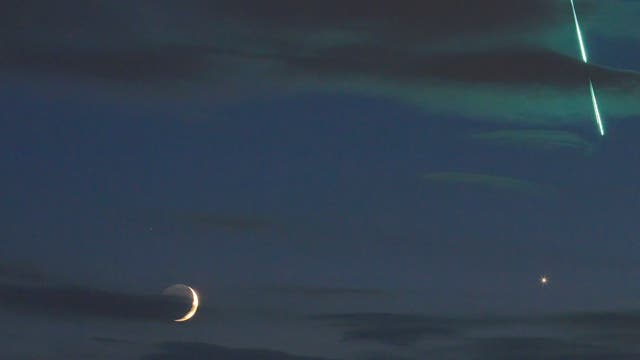 Uwe Reichert fotografierte die Konjunktion von Mond und Venus am Abend des 16. Juni 2018, als um 23:11 Uhr MESZ eine Feuerkugel durch das Sichtfeld der Kamera zog.