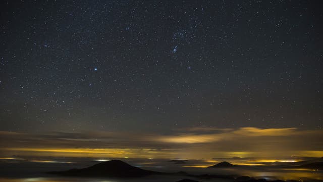 Ronny Rohloff notiert: "Das Bild entstand am 18. November 2017 in den frühen Morgenstunden während einer Übernachtung auf der Hochwaldbaude im Zittauer Gebirge im äußersten Südosten Sachsens. Es zeigt das Sternbild Orion über Tschechien. Schön zu sehen ist auch, wie sich in den Tälern langsam der Morgennebel bildet."