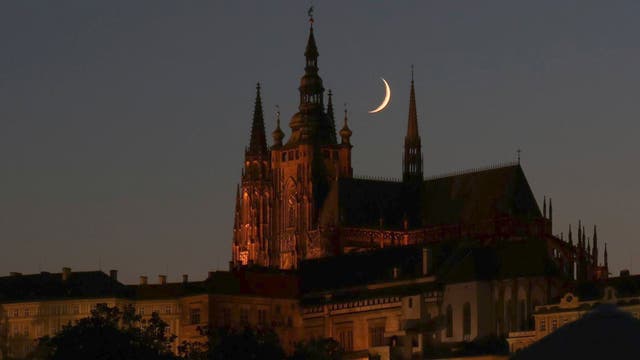 Zwischen den Türmen des Prager Doms fotografierte Martin Quast die Mondsichel