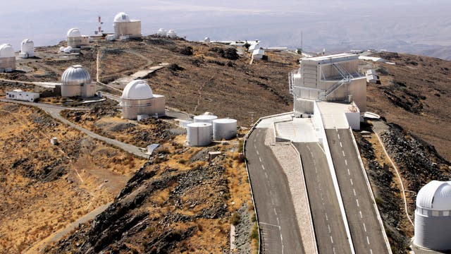 Vom höchsten Punkt des Observatoriums von La Silla überblickt man die Parade der Kuppeln, die dem Betrachter wie eine ­futuristische Stadtlandschaft erscheinen