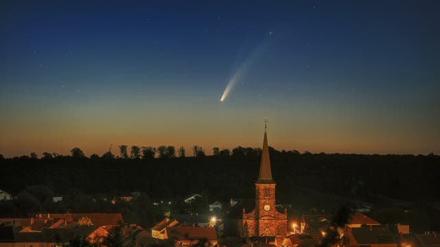 7. Juli 2020: Komet C/2020 F3 (NEOWISE) über Spicheren in Frankreich