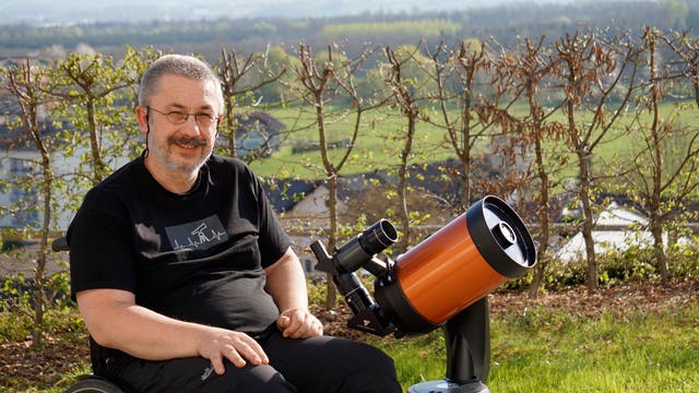 Manfred Fischer ist stolzer Besitzer und Nutzer des Teleskops Nexstar 6SE von Celestron, das er vom Rollstuhl aus selbstständig aufbauen und bedienen kann.