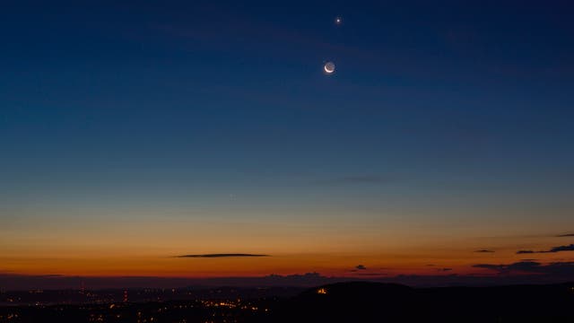 Venus, Regulus, Mars und Merkur stehen in Konstellation zueinander am Nachthimmel und bilden eine fast gerade Linie.