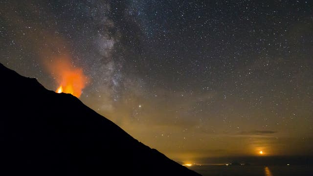 "Eigentlich besuchten wir die Insel wegen des Vulkans", berichtet Felix Nendzig. "Erst vor Ort merkte ich, wie dunkel es nachts auf Stromboli ist. So hatten wir die einzigartige Möglichkeit, Lavafontänen und einen fantastischen Sternenhimmel gleichzeitig zu genießen." Die Aufnahme gelang am 23. September 2017 um 20:42 Uhr MESZ.