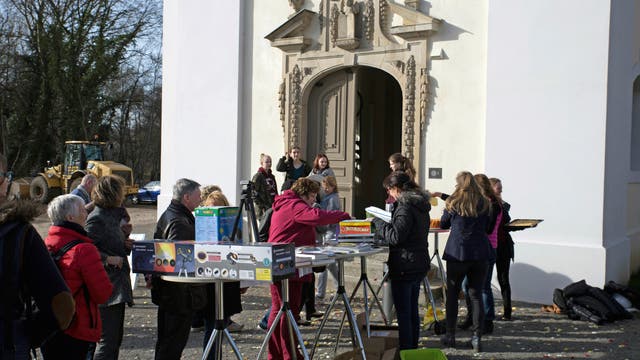 Die ersten Gäste zum Tag der Astronomie warten an den Ständen vor der Schlosskirche in Altlandsberg.