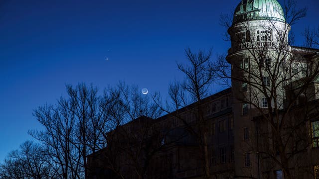 Nachthimmel mit Mond, Mars und Venus über der Oststernwarte des deutschen Museums in München