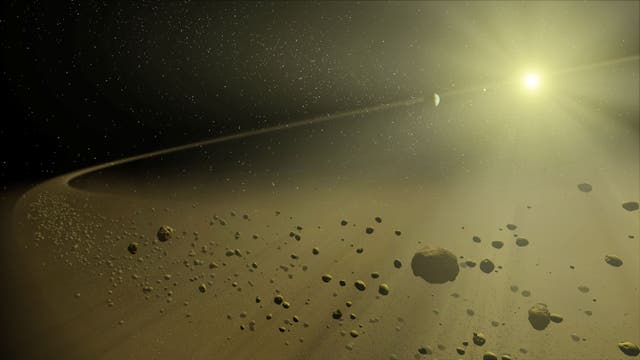 Eine künstlerische Darstellung eines Asteroidengürtels im Weltraum, beleuchtet von einem hellen Stern im Hintergrund. Zahlreiche Asteroiden unterschiedlicher Größe schweben im Vordergrund, während ein planetenähnliches Objekt in der Ferne sichtbar ist. Die Szene ist in warmen Gelbtönen gehalten, die das Licht des Sterns widerspiegeln.
