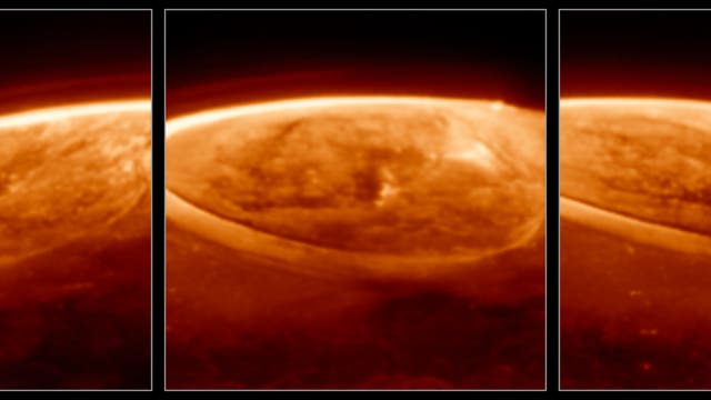 Drei nebeneinander angeordnete Infrarotbilder zeigen die Nordpolarlichter des Jupiter. Die Aufnahmen, in leuchtendem Orange und Rot, heben die dynamischen, leuchtenden Bögen und Wirbel der Aurora hervor. Die Bilder vermitteln die Intensität und Bewegung der Polarlichter auf dem Gasriesen.