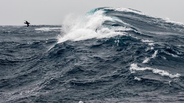 Sturm wühlt das Wasser im Südpolarmeer auf
