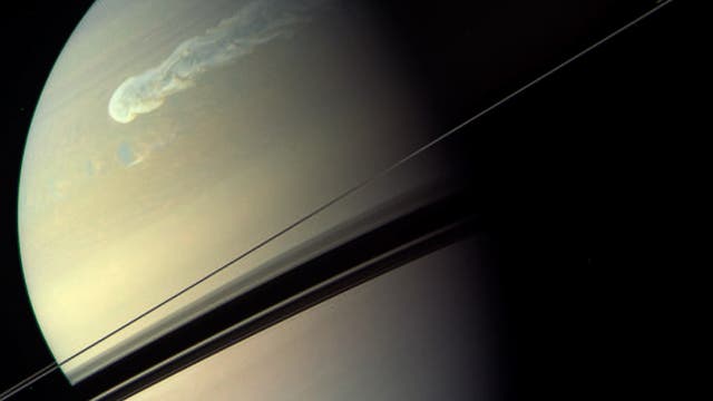 In Saturns Atmosphäre ist ein heller ausgedehnter Sturm sichtbar