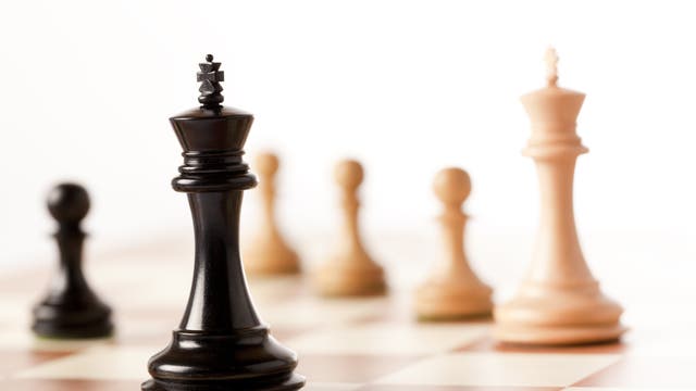 Ein Schachbrett mit Königen