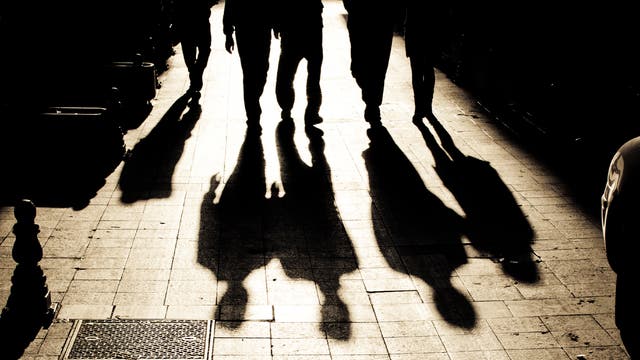 Schatten von Männern auf einer Straße