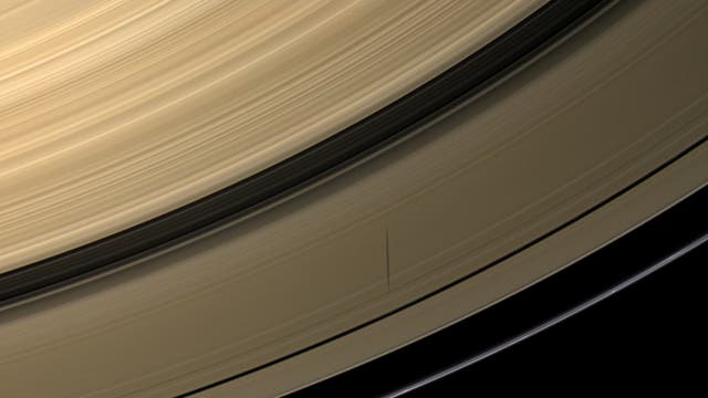 Epimetheus wirft seinen Schatten auf die Saturnringe