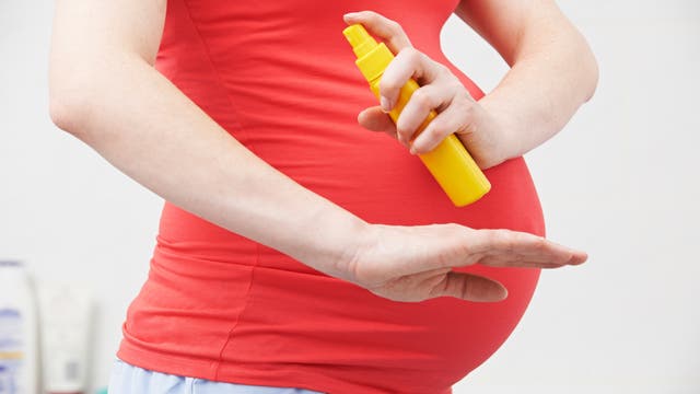 Schwangere mit Mückenspray