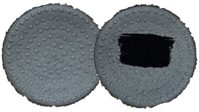 Ein starker Kamerablitz reduziert graues Graphenoxid zu schwarzem Graphen (oben). Während Graphen elektrischen Strom leitet, ist die oxidierte Form ein Isolator (rechts).