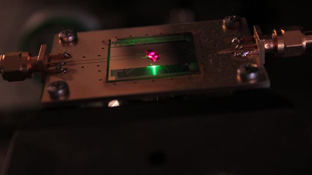Die Stickstofffehlstellenzentren in einem Diamanten leuchten rot auf, wenn sie mit grünem Laserlicht bestrahlt werden.