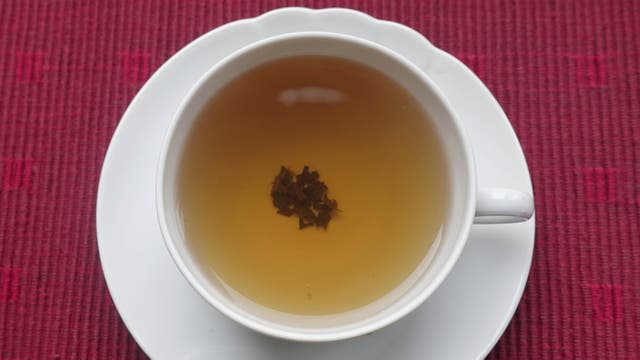 Rotierende Blätter sammeln sich in der Mitte, wenn der Tee zur Ruhe kommt.