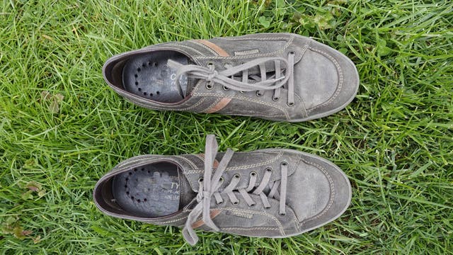 Am Schuh unterscheiden sich Kreuzknoten und Altweiberknoten sichtbar dadurch, dass die Schleife bei ersterem quer, bei letzterem längs zum Schuh orientiert ist.