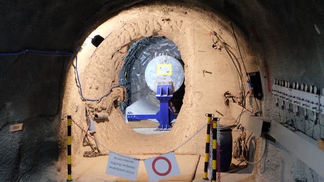 Ein Stahlzylinder von der Größe eines Atommüllfasses ist in einen unterirdischen Stollen eingebaut.