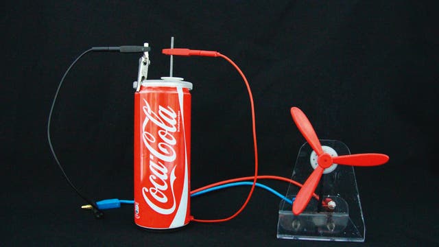 Batterie aus einer Alu-Dose und Aktivkohle