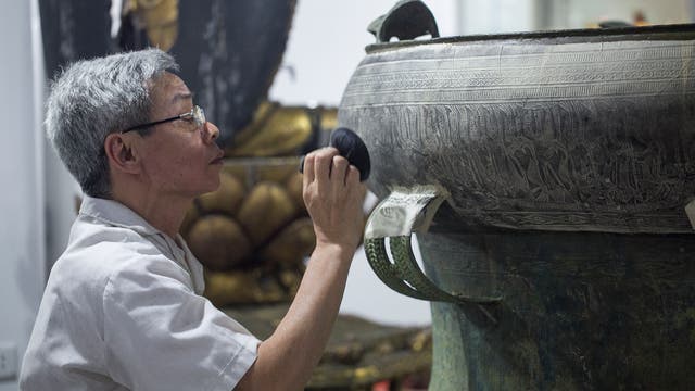 Eine Abreibung der Trommel mit chinesischer Tinte auf Rindenpapier des Do-Baums macht feine Verzierungen sichtbar. Die Sao-Vang-Trommel aus dem Nationalmuseum für die Geschichte Vietnams in Hanoi ist die größte bekannte Bronzetrommel in Südostasien.